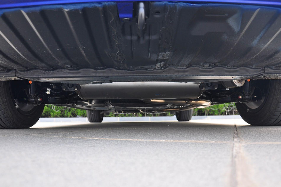 2018款 2.4L 至尊版 引擎底盘