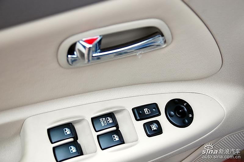 Rio驾驶席电动窗按钮