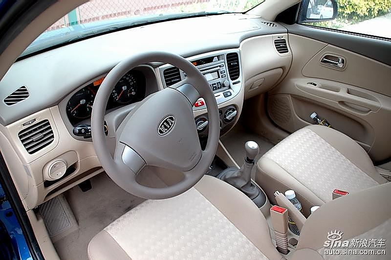 Rio低配置版前排空间