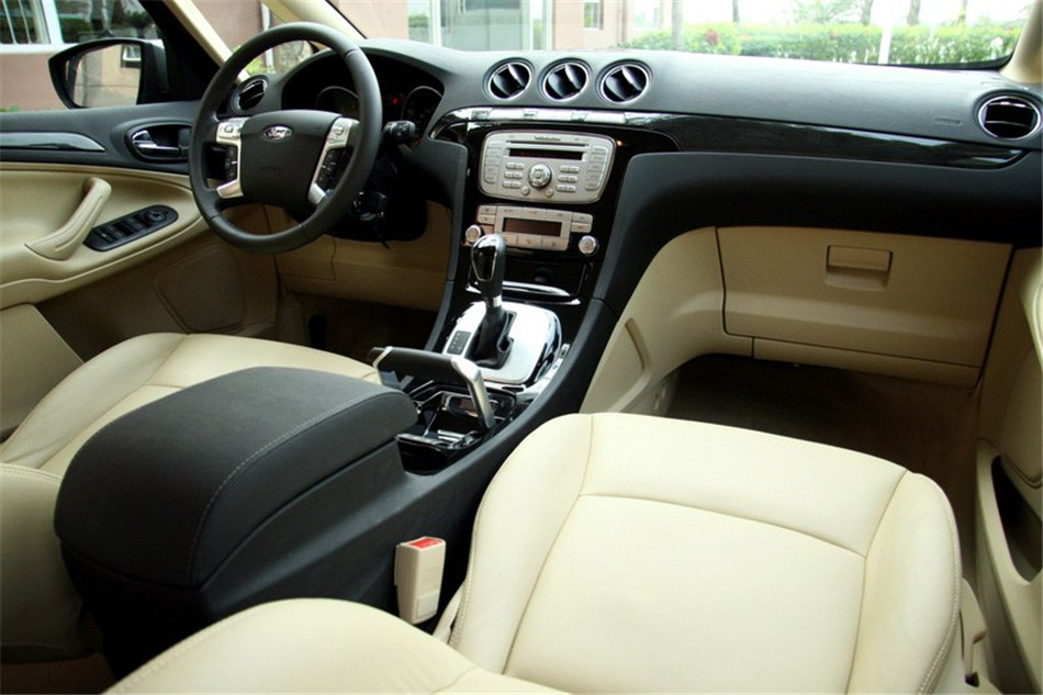 08款 2.3L时尚型五座 内饰