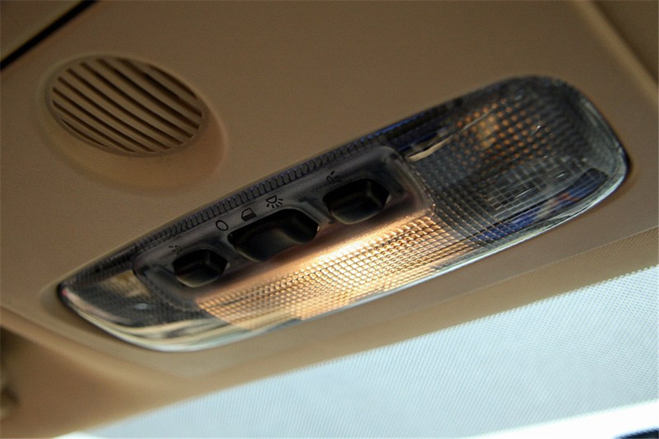 08款 2.3L时尚型五座 座椅空间