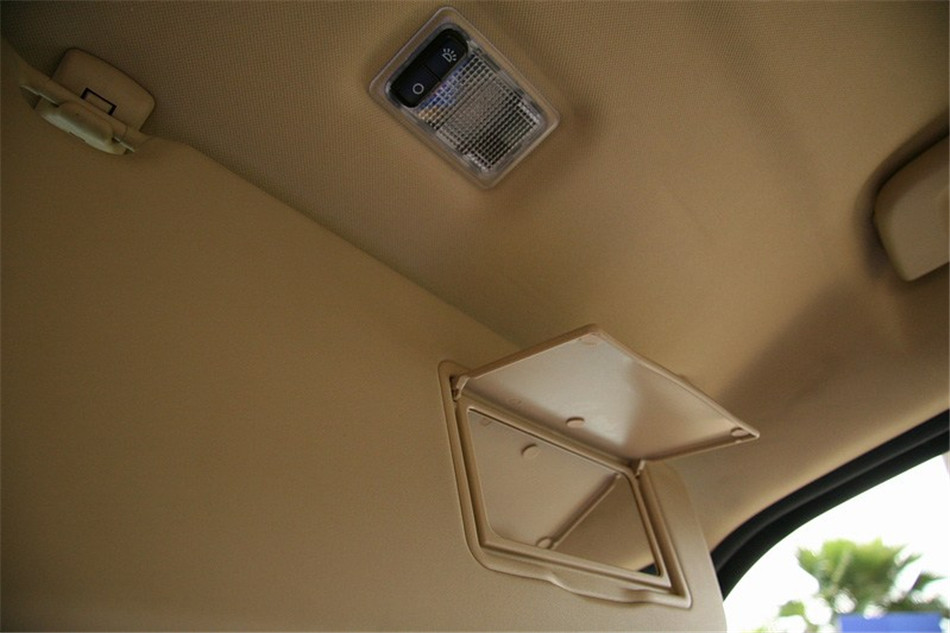 08款 2.3L时尚型五座 座椅空间