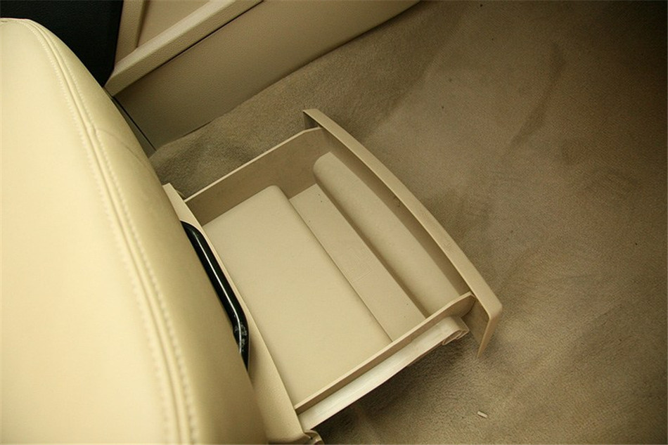 08款 2.3L时尚型五座 座椅空间