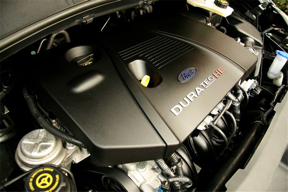 08款 2.3L时尚型五座 引擎底盘