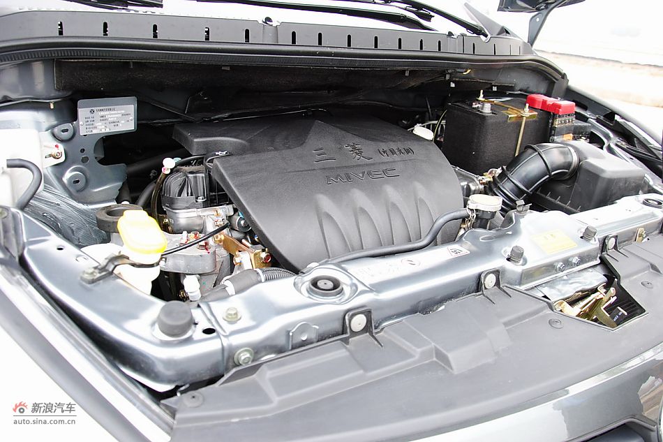 发动机舱及铭牌