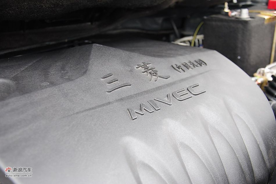 发动机舱及铭牌