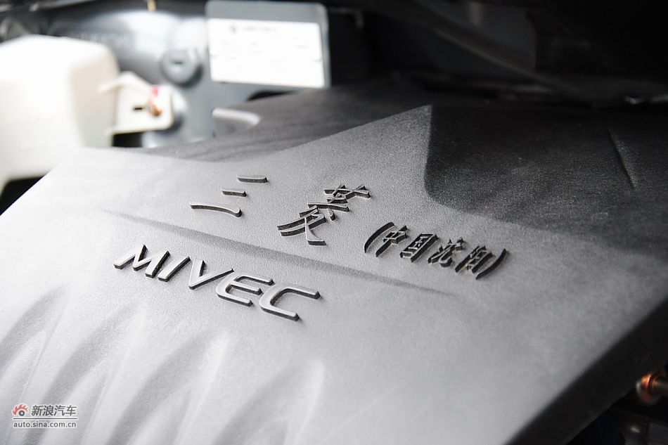 发动机舱及铭牌