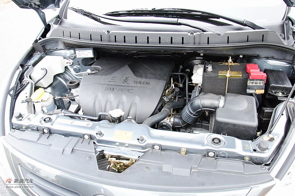 发动机舱及铭牌