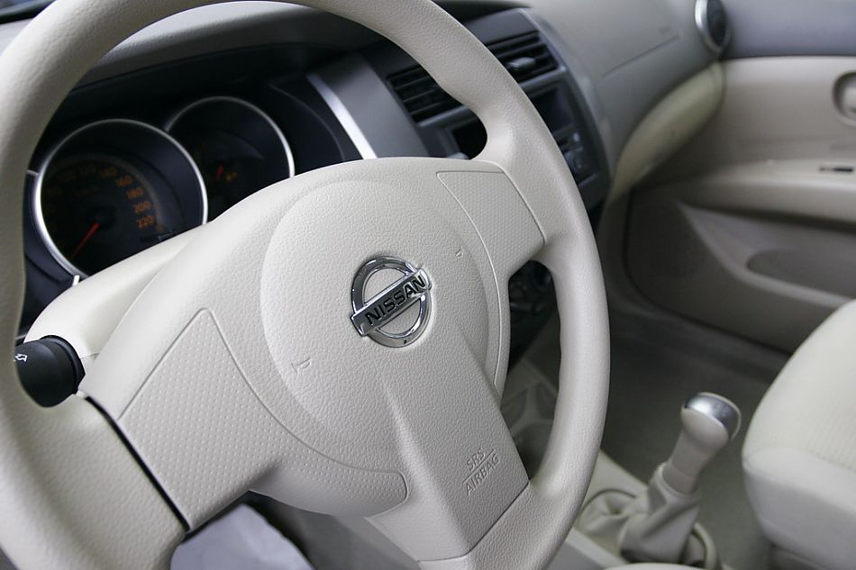 东风日产骊威方向盘