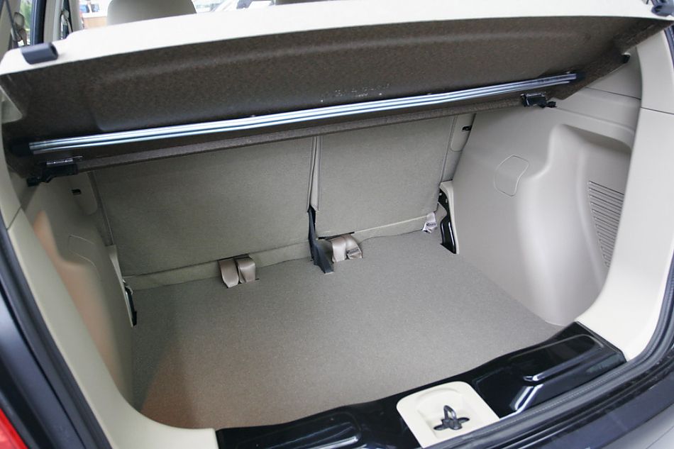 东风日产骊威后备厢