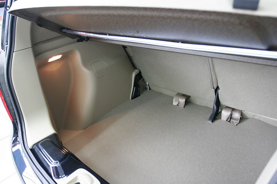 东风日产骊威后备厢