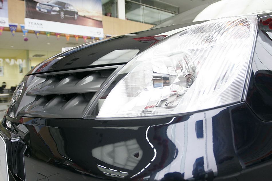 东风日产骊威前大灯