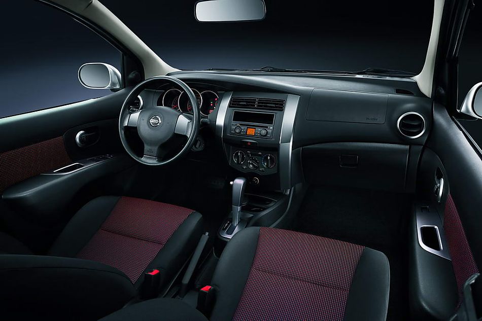 骊威劲锐版内饰