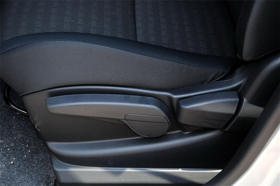 2013款 劲锐版 1.6XL CVT 舒适版 座椅空间