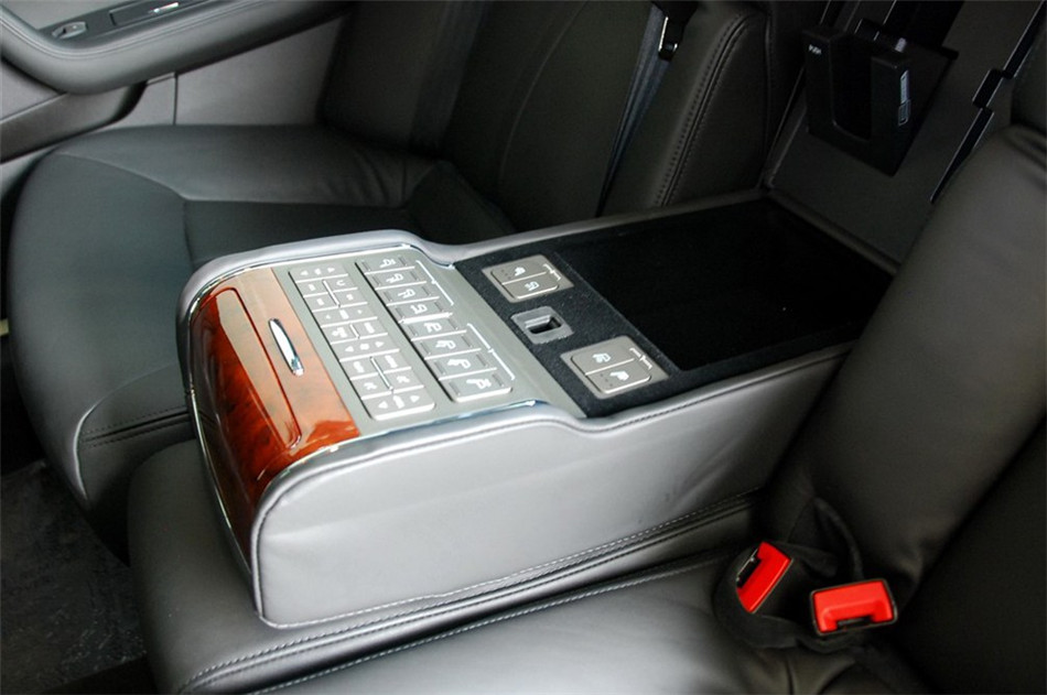 2011款 3.0L AT 博鳌论坛纪念版 座椅空间