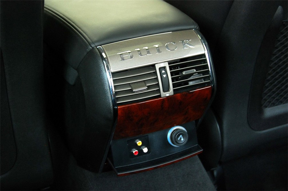 2011款 3.0L AT 博鳌论坛纪念版 座椅空间