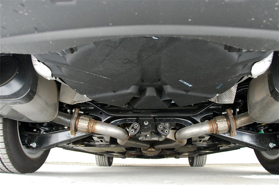 2011款 3.0L AT 博鳌论坛纪念版 引擎底盘