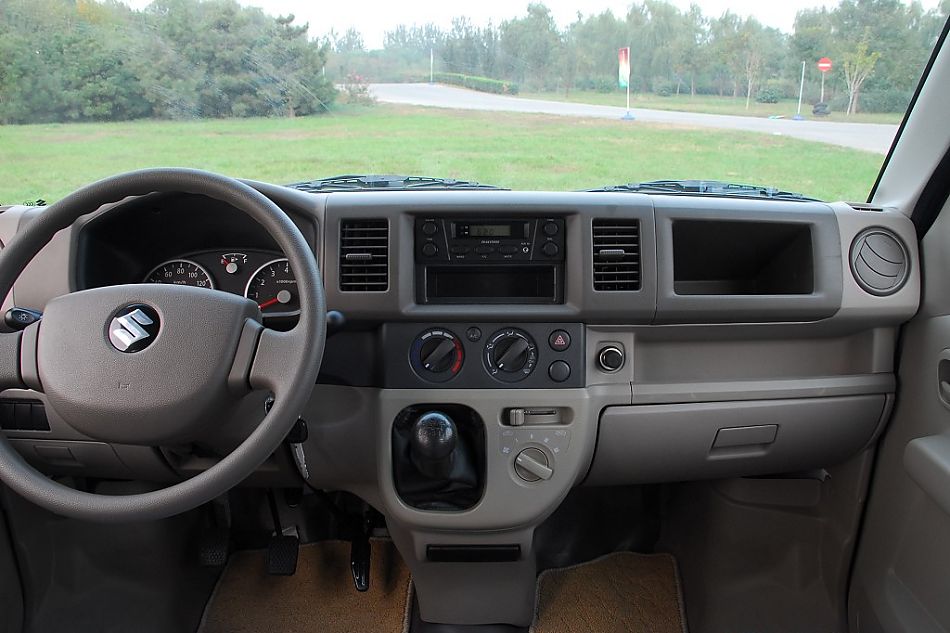 昌河铃木浪迪阳光版内饰