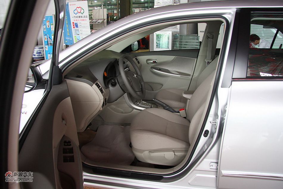 2010款卡罗拉GL-i 1.8AT 天窗版