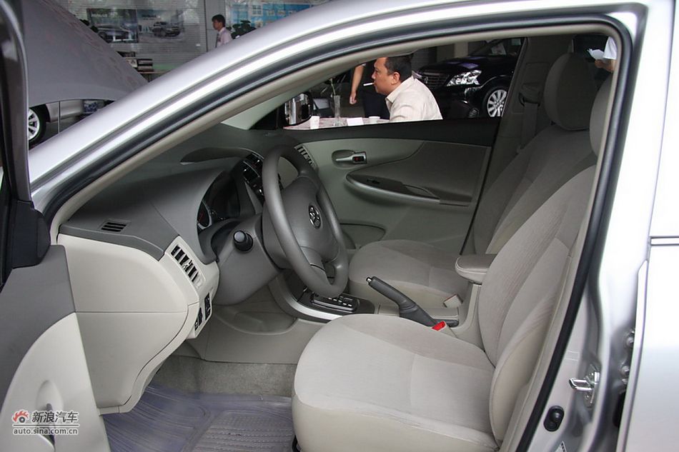 2010款卡罗拉GL 1.6AT 天窗版