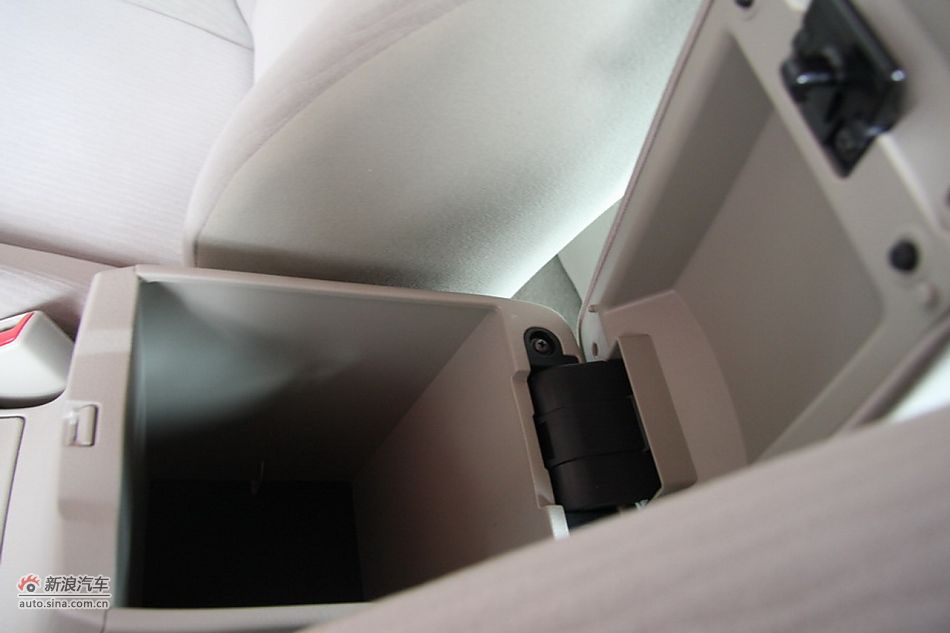 2010款卡罗拉GL 1.6AT 天窗版