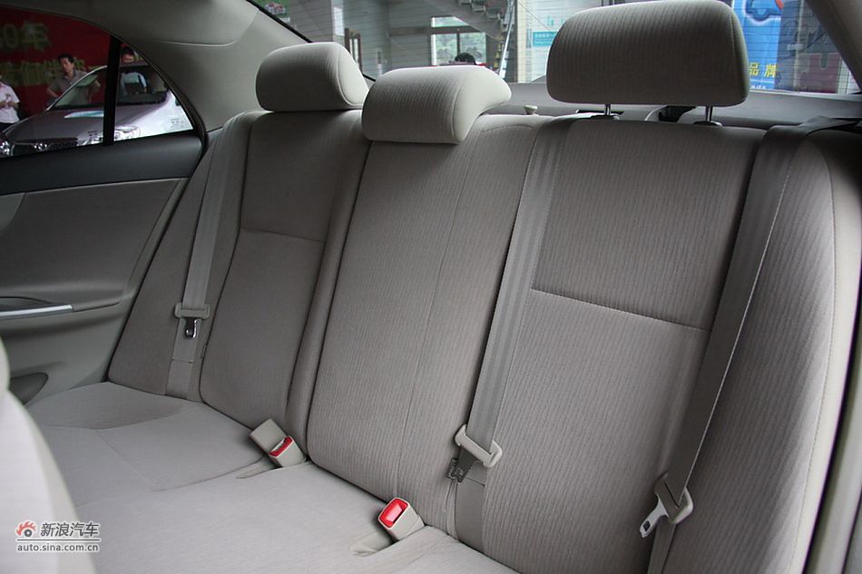 2010款卡罗拉GL 1.6AT 天窗版