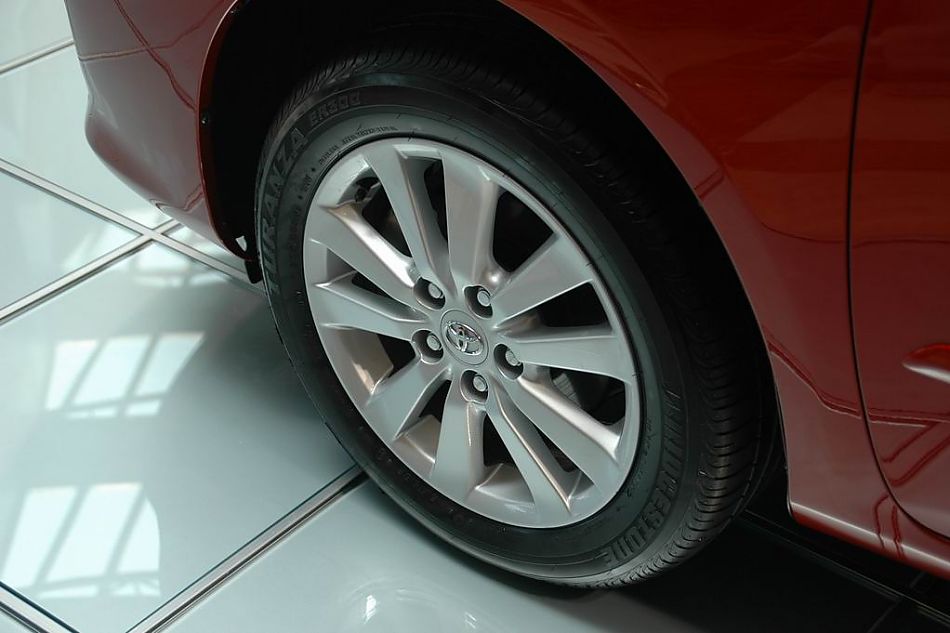 丰田卡罗拉车轮图片