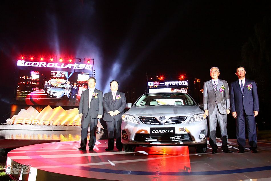 领导与新车合影