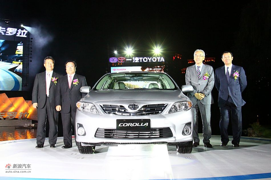 领导与新车合影