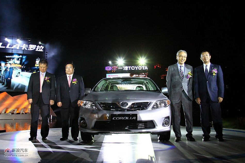 领导与新车合影