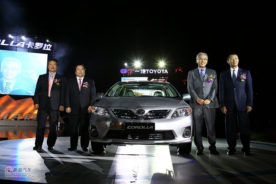 领导与新车合影