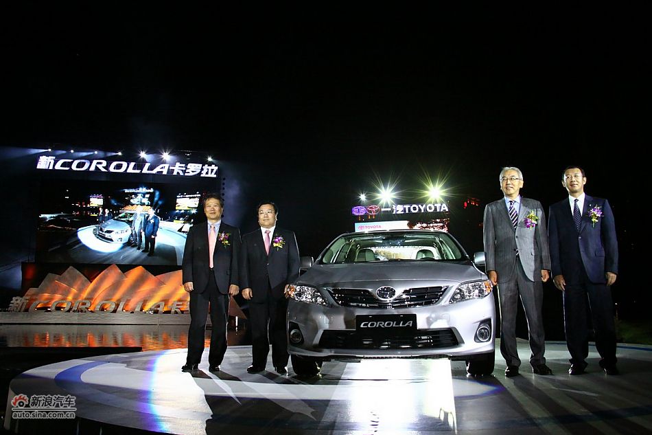 领导与新车合影