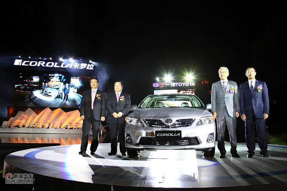 领导与新车合影