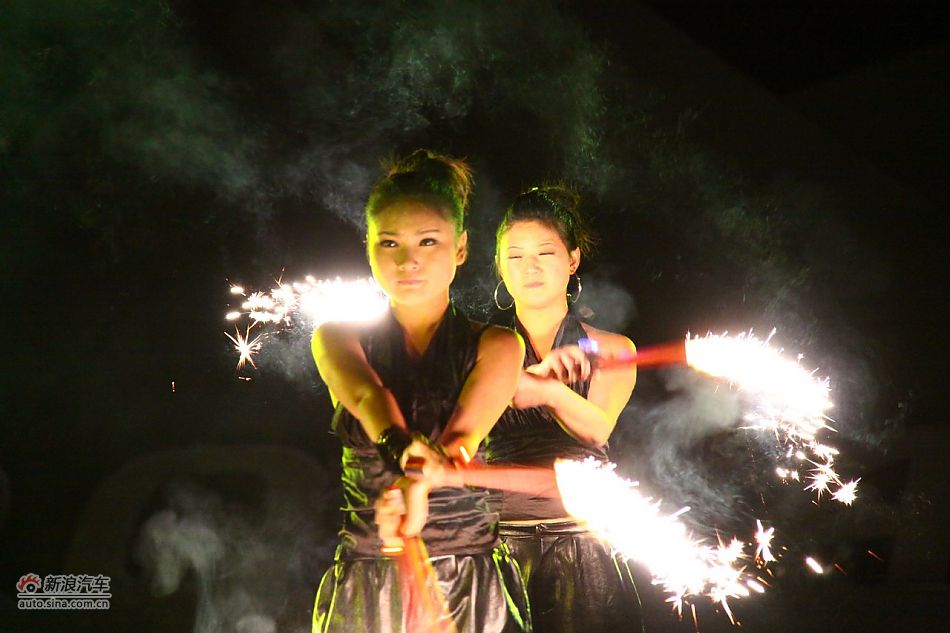 上市现场文艺表演