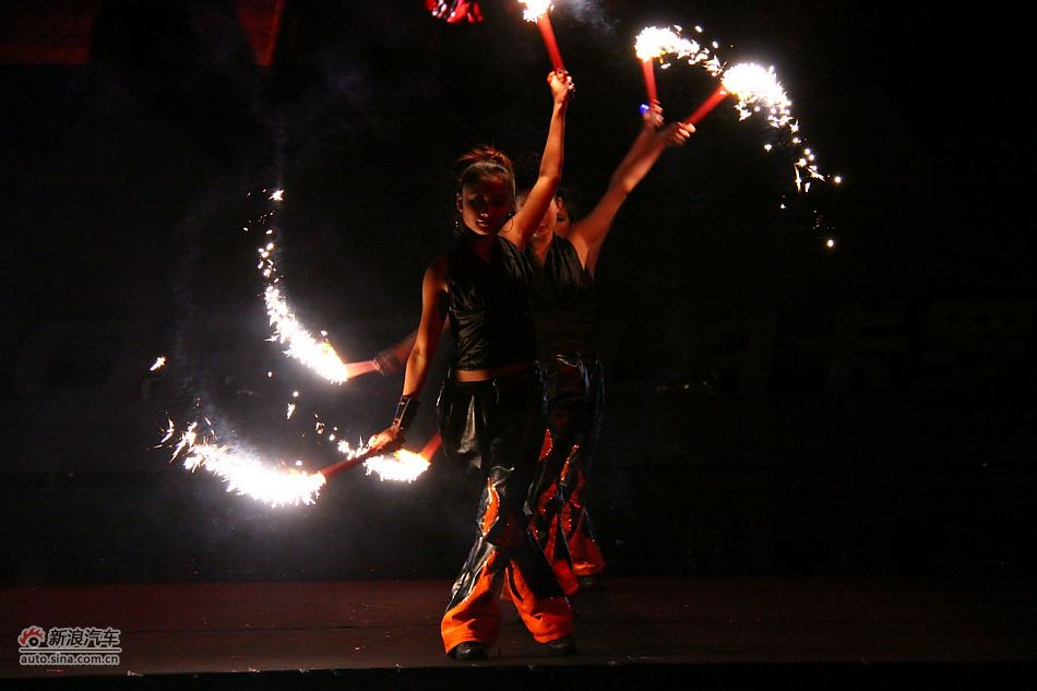 上市现场文艺表演