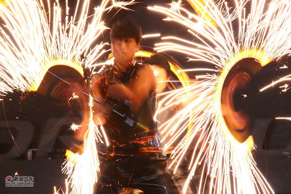 上市现场文艺表演