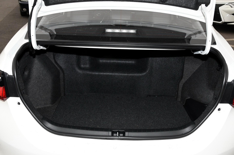 2018款 双擎 1.8L E-CVT智尚版 座椅空间