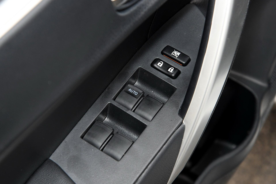 2018款 双擎 1.8L E-CVT智尚版 座椅空间