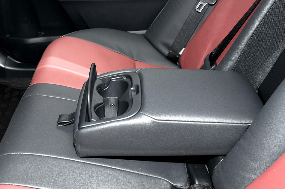 2018款 双擎 1.8L E-CVT智尚版 座椅空间