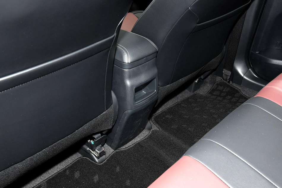 2018款 双擎 1.8L E-CVT智尚版 座椅空间