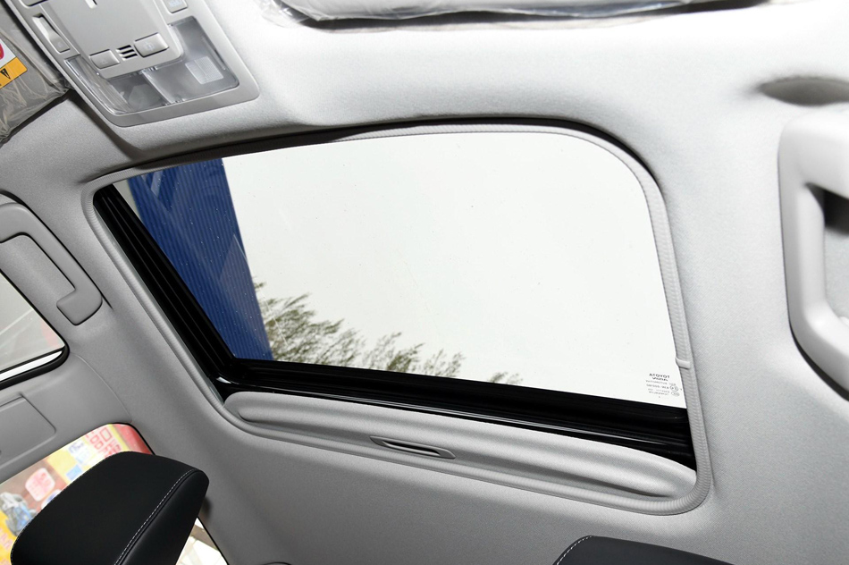 2018款 双擎 1.8L E-CVT智尚版 座椅空间