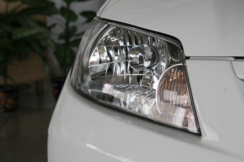 海马汽车海福星前大灯