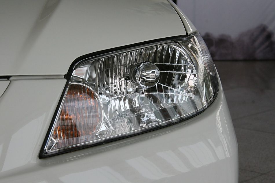 海马汽车海福星前大灯