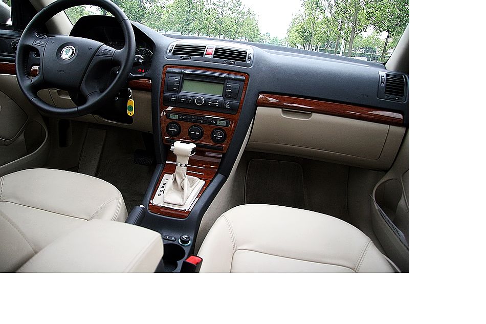 逸尊版内饰图片