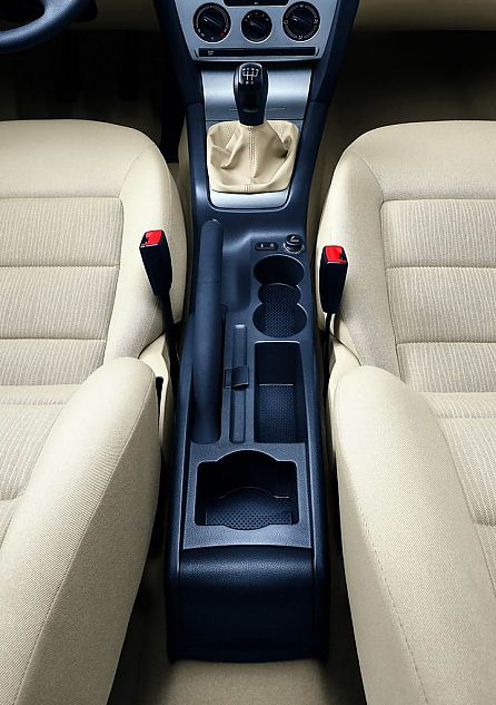 后部中央饮料杯架前座中央扶手