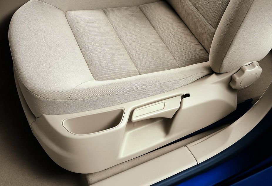 驾驶员座椅无级高度可调，带腰托