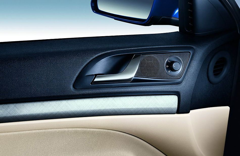 无外后视镜带电加热功能