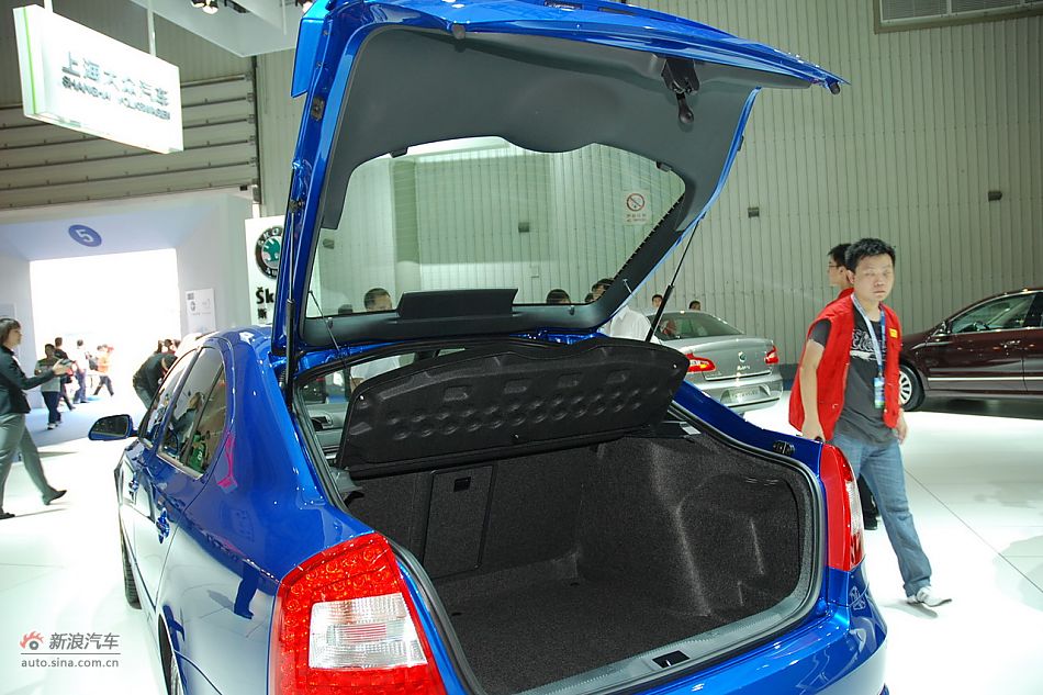 2010款明锐RS后备箱
