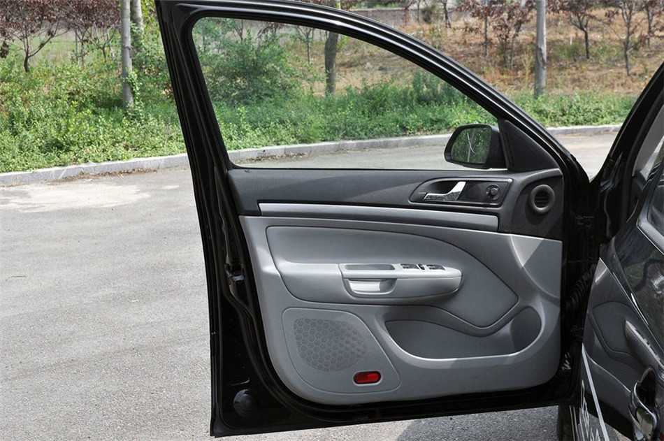 2013款 2.0L MT 逸杰版 座椅空间