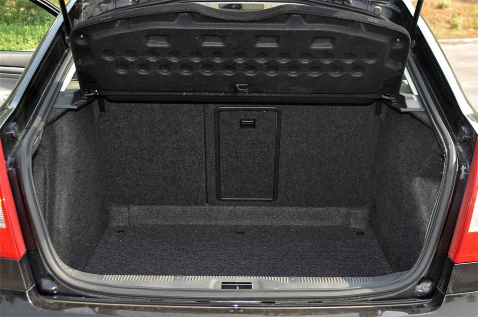 2013款 2.0L MT 逸杰版 座椅空间